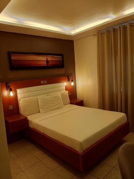 Na fotografii je vidět objekt First International Inn Downtown nacházející se ve městě Limbe.