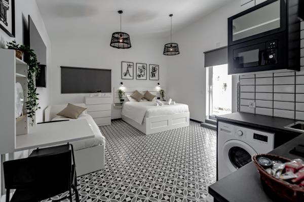 A la foto es mostra l'objecte Apartamentos Pino situat a la ciutat de Benidorm.
