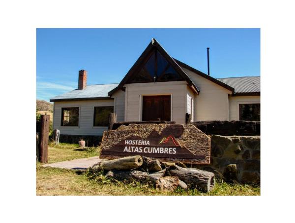 A la foto es mostra l'objecte Hostería Altas Cumbres situat a la ciutat de El Chalten.