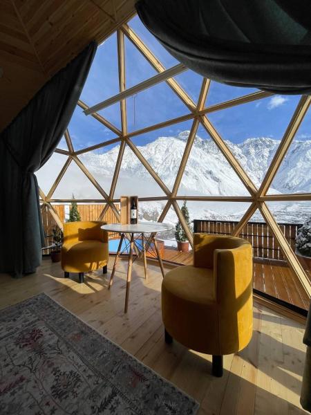 A la foto es mostra l'objecte Gabua Glamping situat a la ciutat de Kazbegi.