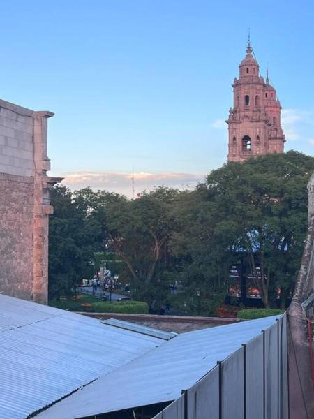 Na fotografii je vidět objekt Casa Matamoros nacházející se ve městě Morelia.