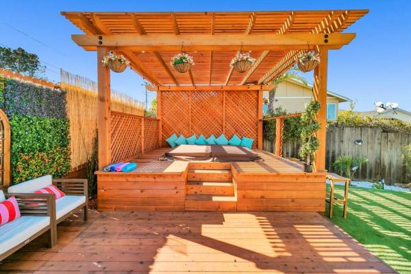 写真にはEl Sobrante市にあるPlush Getaway with Hot Tub & Bay Area Viewsが写っています。