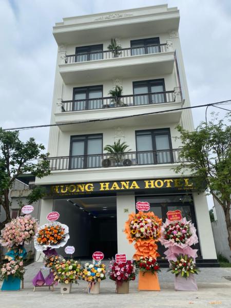 Na fotografii je vidět objekt Khách Sạn HƯƠNG HANA nacházející se ve městě Phúc Trì.