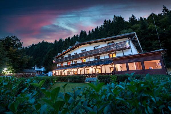Na fotografii je vidět objekt Resort 7 Crai - Cabana Craiul Crailor nacházející se ve městě Zărneşti.