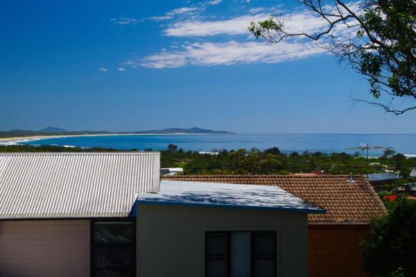 The photo shows the Bellevue Holiday House Crescent Head located in the city of Point Plomer .