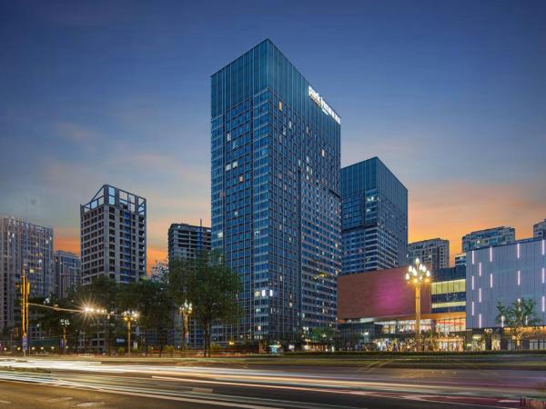 Na fotografii je vidět objekt Park Inn by Radisson Chengdu FengHuang Mountain Sports Park nacházející se ve městě Xindu.