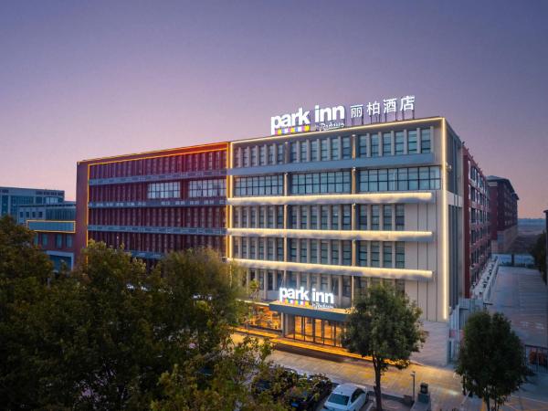Na fotografii je vidět objekt Park Inn by Radisson Shandong Yucheng High-tech Zone Detpak Plaza nacházející se ve městě Huadian.