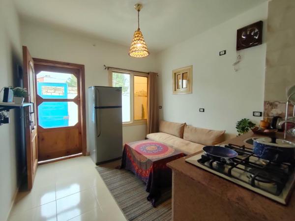 A la foto es mostra l'objecte behind the blue door situat a la ciutat de Dahab.