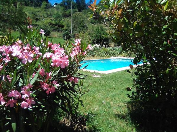Na zdjęciu widoczny jest obiekt Villa au calme avec grande piscine położony w mieście Commelle-Vernay.