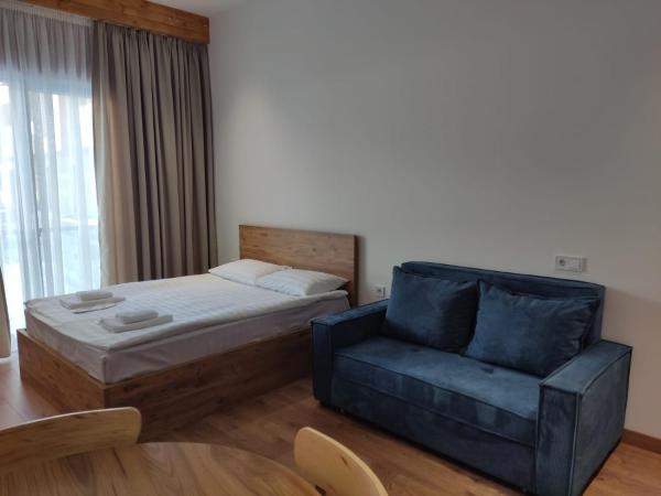 På billedet ses objektet Evdo Apartments F2 White Studio beliggende i byen Gudauri.