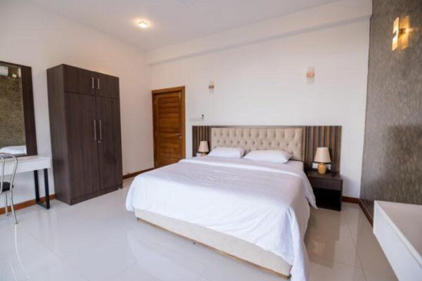The photo shows the Kings Hantana located in the city of Kandy.
