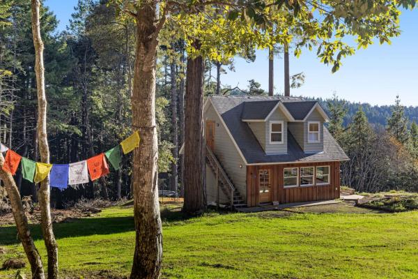 На фото показан объект Mendocino Redwood Retreat - Sunrise Cottage, расположенный в городе Albion.