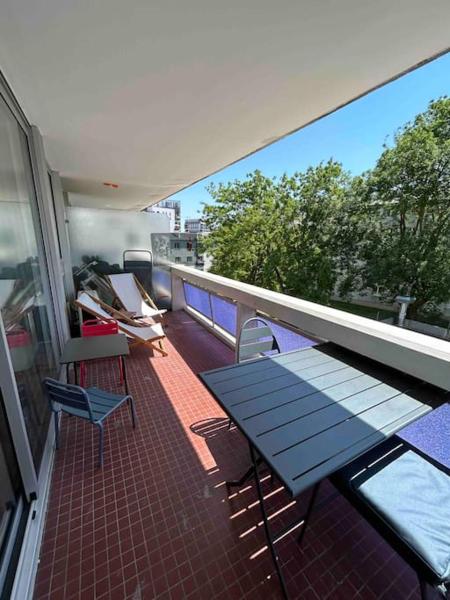 På billedet ses objektet Superbe appartement, terrasse, accès direct RER beliggende i byen Massy.