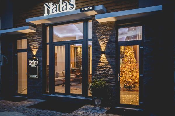 På bildet vises objektet Naias Nemeia Luxury Rooms som ligger i byen Kondóstavlos.