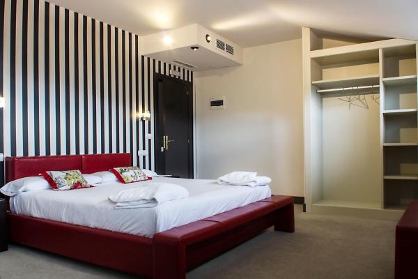 A la foto es mostra l'objecte Hotel Teratermal situat a la ciutat de Rebollar.
