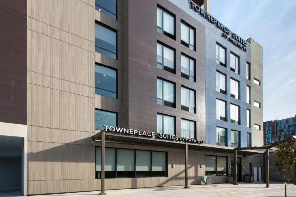 På billedet ses objektet TownePlace Suites by Marriott New York Brooklyn beliggende i byen Brooklyn.