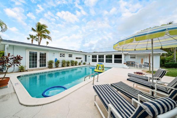 På billedet ses objektet Skipper's Landing - 4 Bedroom with Heated Pool beliggende i byen Cocoa Beach.