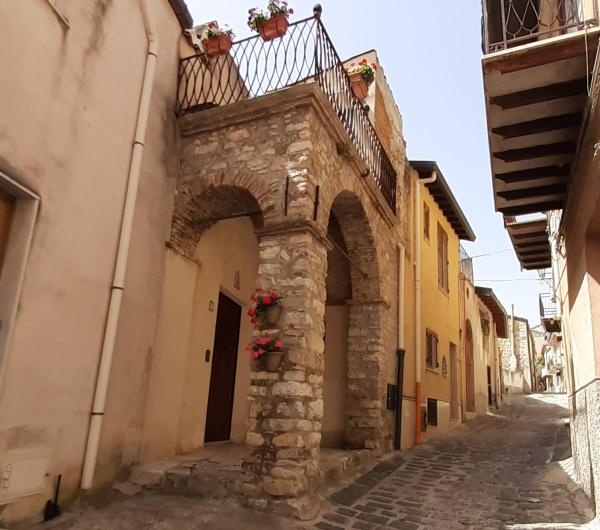 A la foto es mostra l'objecte Archi di San Giacomo situat a la ciutat de Cammarata.