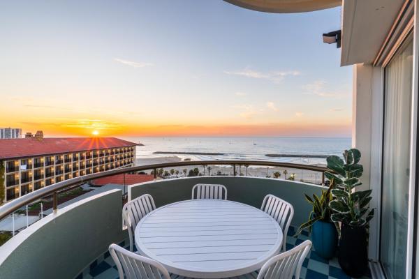 Na zdjęciu widoczny jest obiekt Sunsets Paradise 2BR with Parking by Beachfront Stay położony w mieście Herclijja.