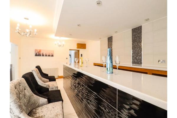 Nella foto è visibile l'oggetto 6BD Vacation Home with Indoor Pool situato nella città di Thundersley.