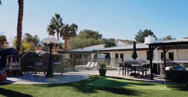 Luxury Villa, With Bonus Pool House, Private Pool, Hot Tub, Rock Water Fall And Slide, Putting Green, Basketball, Shuffle Board, Play Gym, Privately Gated On Circular Driveway. - Las Vegas, NV
