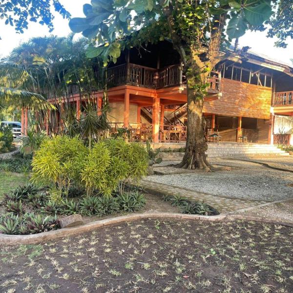 A la foto es mostra l'objecte SuperSuck Hotel situat a la ciutat de Maluk.