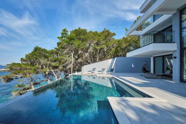 En la foto se muestra el objeto Fabulous Villa Sansarea with a pool near the sea ubicado en la ciudad de Blato.