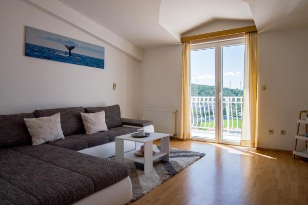 Na fotografii je vidět objekt Apartmani Saric nacházející se ve městě Dugi Rat.