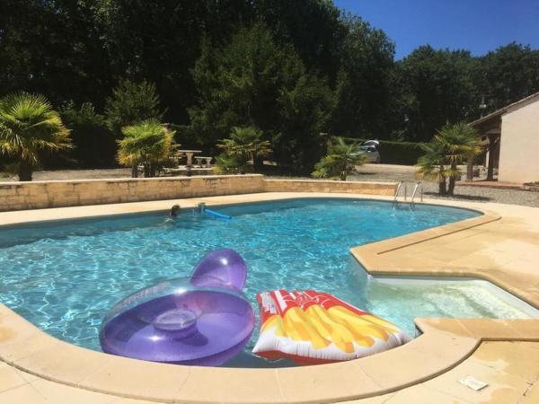 Na zdjęciu widoczny jest obiekt Cottage with swimming pool, pool house and view ! położony w mieście Dévillac.