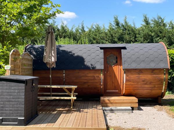 Nella foto è visibile l'oggetto TONNEAU HERBERGEMENT INSOLITE AU CAMPING DES NIERES situato nella città di Champs.