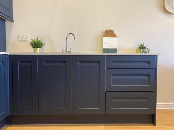 A la foto es mostra l'objecte Smart 4K TVs in all bedrooms double vanity sink situat a la ciutat de Belfast.