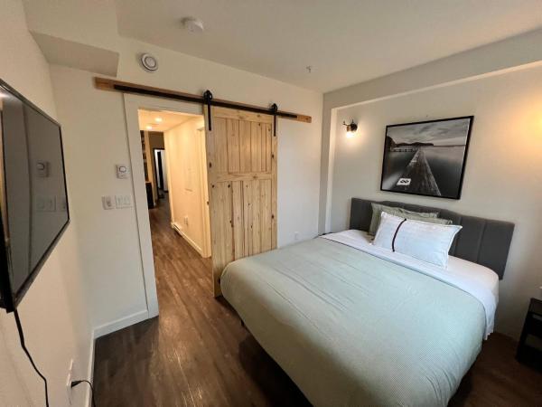 A la foto es mostra l'objecte Dt 1Bed 1bath Cozy Suite 8 Min Walk To Arena situat a la ciutat de Edmonton.