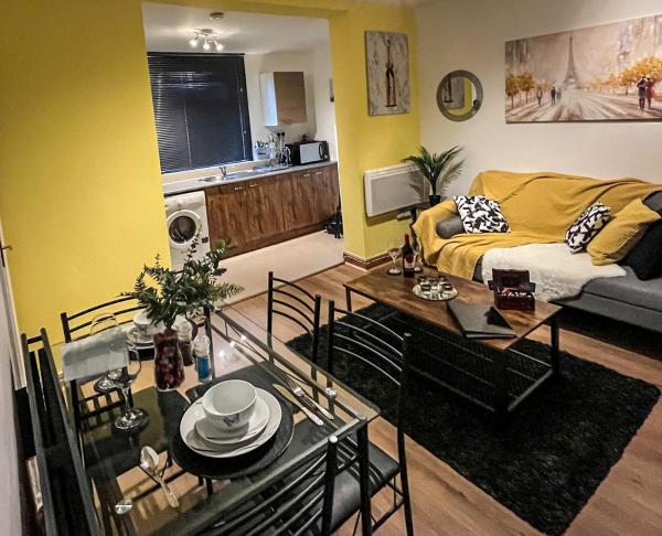 The Yellow Sapphire Sanctum - Cosy 1 bed flat with FREE Parking & FAST WiFi near city centre, Birmingham New Street Station, National sea life centre Birmingham, Ladywood leisure centre and Egbaston golf club, Birmingham