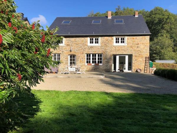 The photo shows the Maison en pierre, chaleureuse, avec étang located in the city of Barvaux-Condroz.