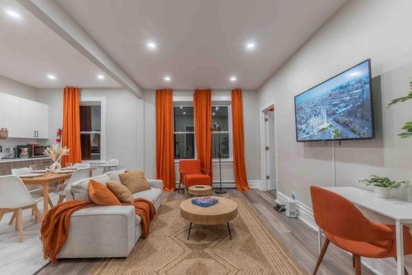 A la foto es mostra l'objecte Pumpkin Premise by Airport, 5 beds, Sleeps 8, Book 7 days, Get 20 Percent OFF situat a la ciutat de Newark.