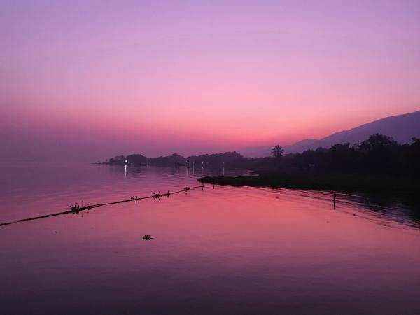 写真にはEl Estor市にあるHotel Ecológico Cabañas del Lagoが写っています。