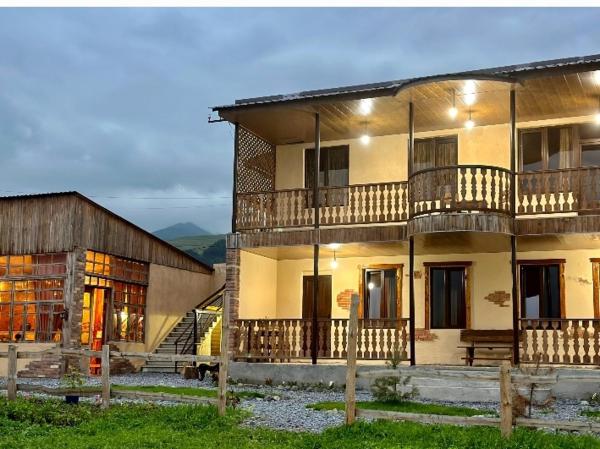 照片显示了位于Fioletovo市的Moon Valley Guest House物件。
