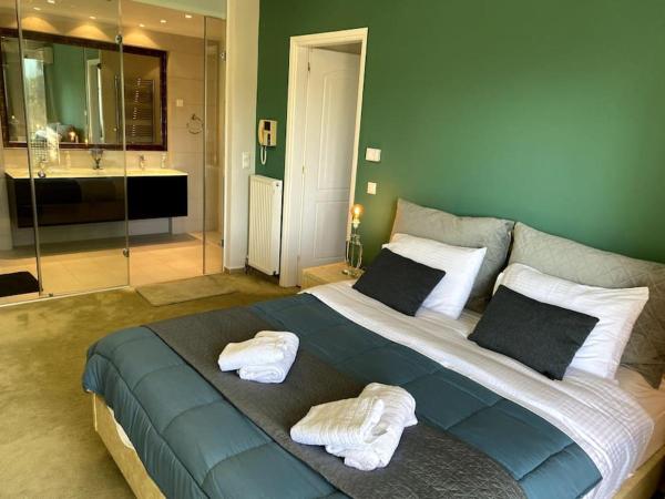Luxury 4BR with 3 Bathrooms Apartment in Marousi, Athen