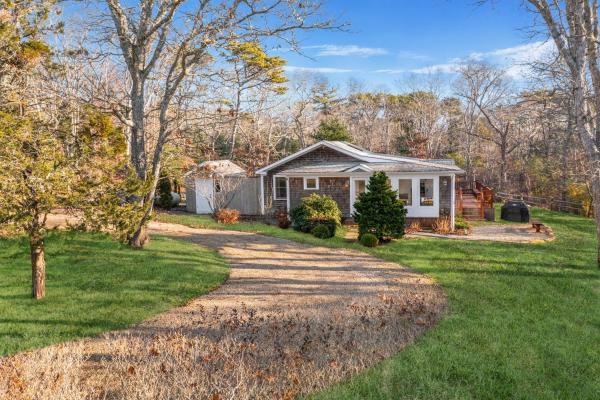 Na fotografii je vidět objekt Fresh Pond Chateau Renovated Bright and Cozy Home nacházející se ve městě Oak Bluffs.