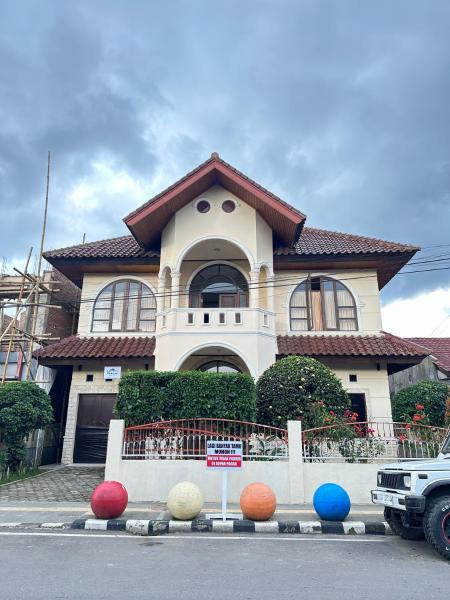 The photo shows the The Pancas Homestay located in the city of Tobonga.