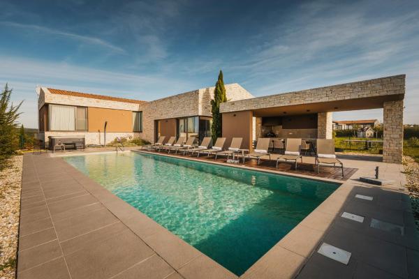 A la foto es mostra l'objecte Villa Vigneto near Novigrad for 15 persons with sea view and whirlpool situat a la ciutat de Brtonigla.