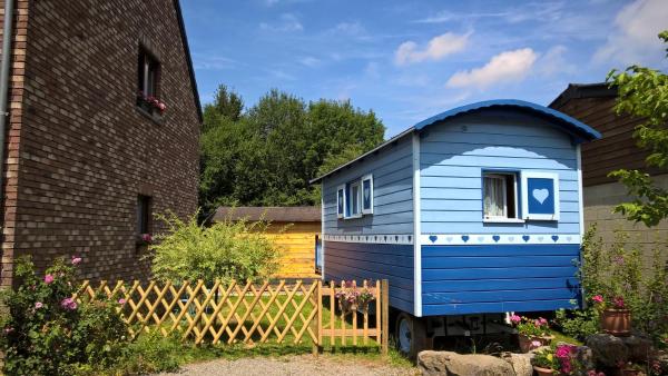 The photo shows the Cozy Little Blue Caravan in Scy Belgique located in the city of Barvaux-Condroz.