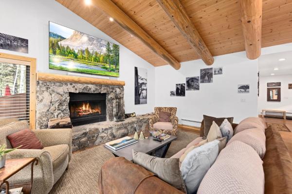 A la foto es mostra l'objecte Rocky Point # 14 Palisades Townhome - Ski Shuttle w Tennis! situat a la ciutat de Olympic Valley.