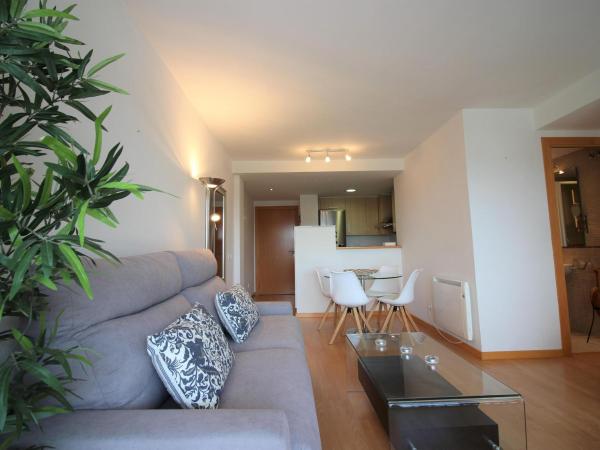 A la foto es mostra l'objecte Apartamento luminoso con terraza y piscina comunitaria en Santa Margarita, cerca de la playa. - ES-228-138 situat a la ciutat de Roses.