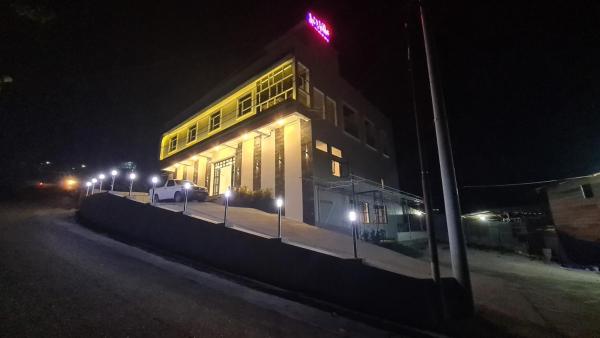 写真にはBimpang市にあるDehills Hotel Luwukが写っています。