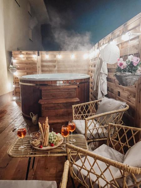 Na zdjęciu widoczny jest obiekt Koralik - BOHO Apartamenty z BALIĄ w CENIE! Kluszkowce - 1 km od Velo Czorsztyn i CzorsztynSKI położony w mieście Kluszkowce.