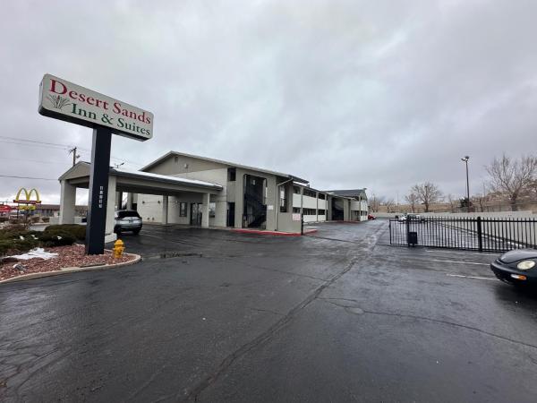 Auf dem Foto ist das Objekt Desert Sands Inn & Suites in der Stadt Tijeras zu sehen.