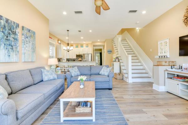 A la foto es mostra l'objecte Bright and Modern Townhome Steps to Miramar Beach! situat a la ciutat de Destin.