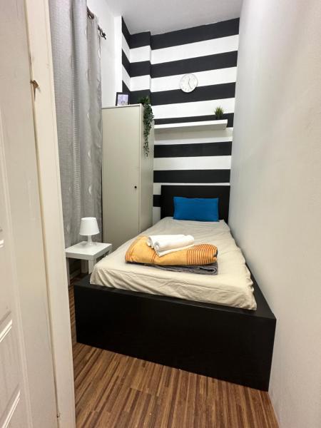 Fancy Partition Room Near Mashreq Metro / SZ Road, Dubai