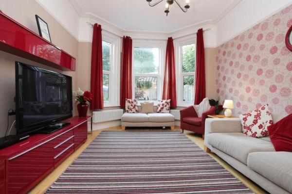 A la foto es mostra l'objecte BOURNECOAST: LARGE HOME NEAR BEACH / SHOPS -HB8380 situat a la ciutat de Bournemouth.